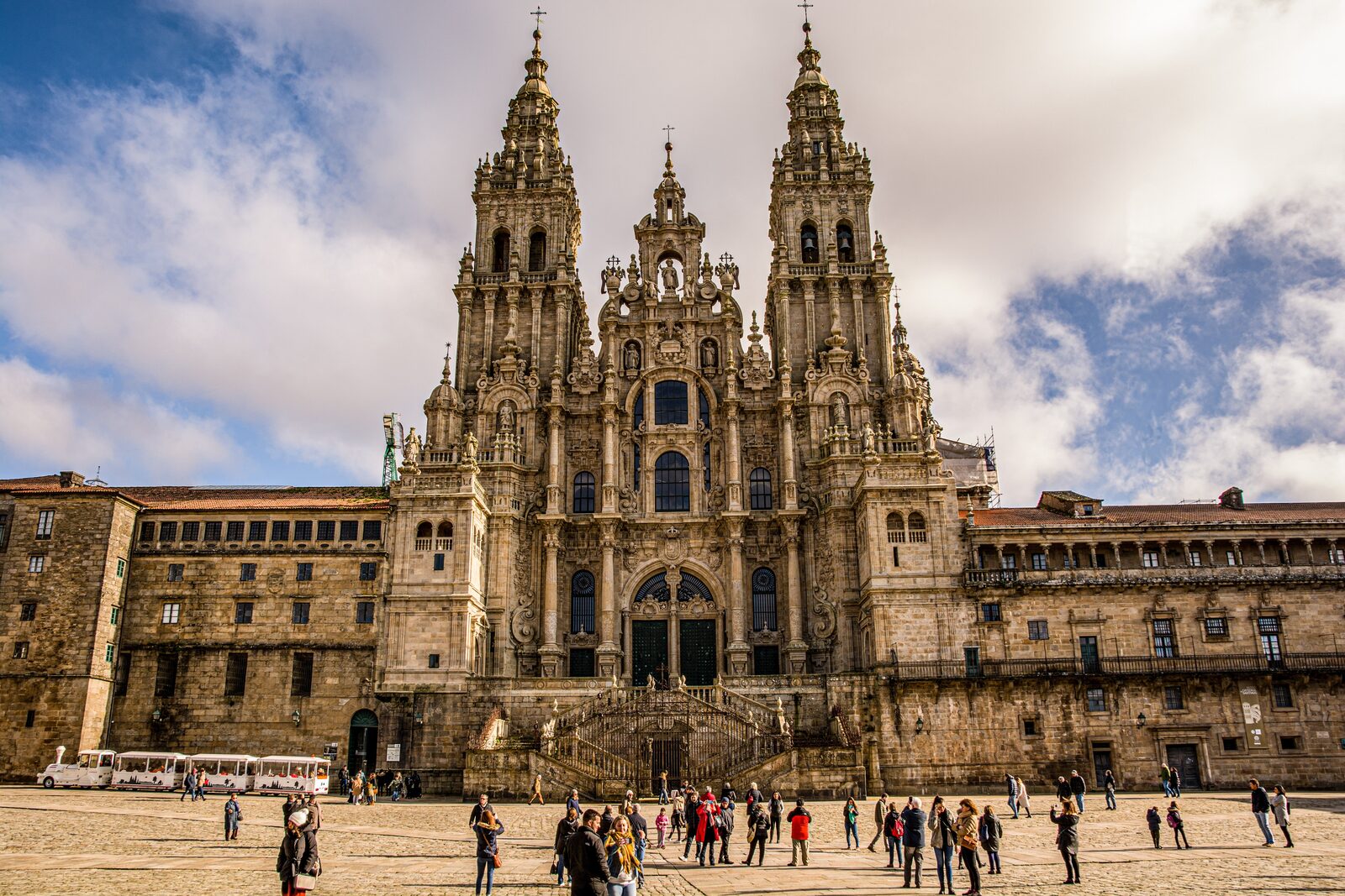 Fachada del Obradoiro de la Catedral de Santiago de Compostela con visitantes en la plaza